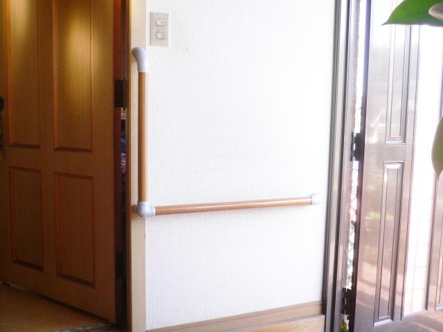 群馬館林　バリアフリー手すり玄関に